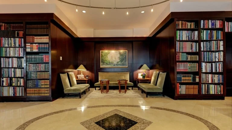 Book Themed Hotel NYC: Opsi dan Fasilitas